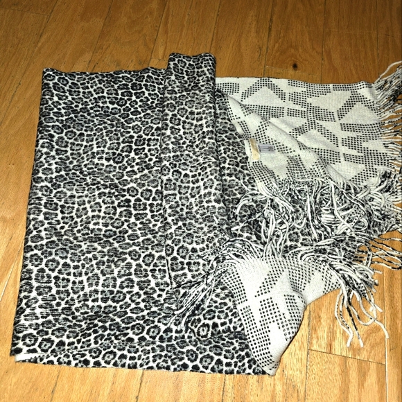 Michael kors Leopard Print and Geometric Pattern Scarf - Picture 1 of 8